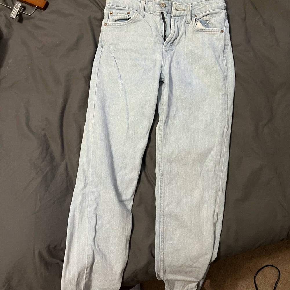 Womens 00 Cropped Jeans with distressed bottoms